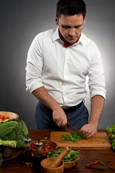 点击大图看下一张：正在切菜的人图片