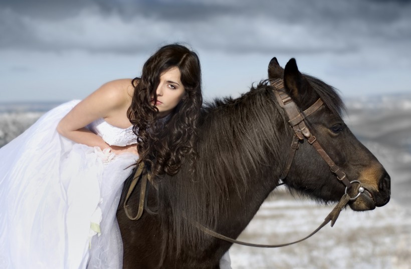 点击大图看下一张：骑马的美女图片