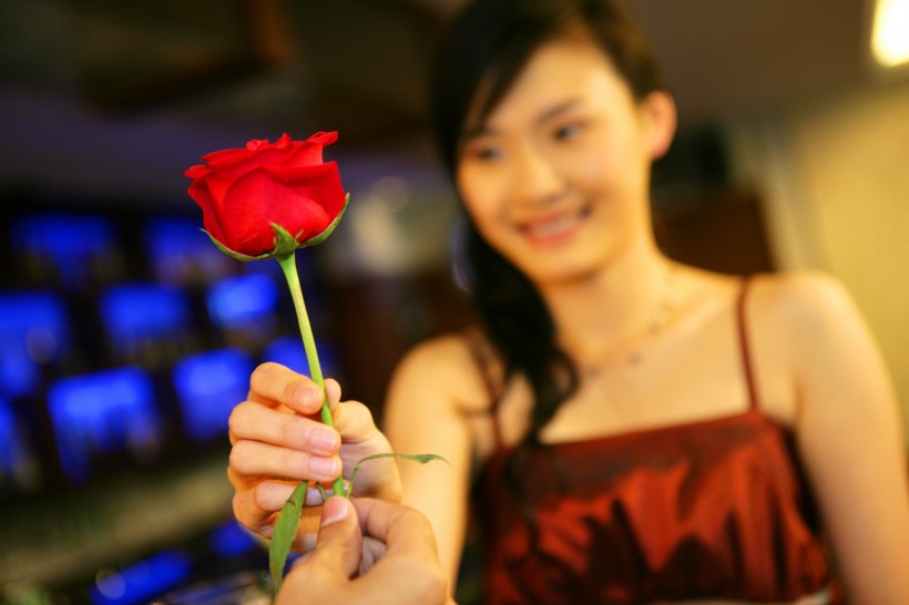 点击大图看下一张：情侣用餐图片