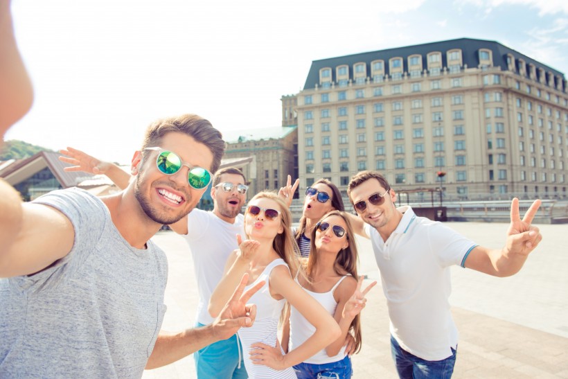 点击大图看下一张：欧洲时尚青年假期户外游玩图片