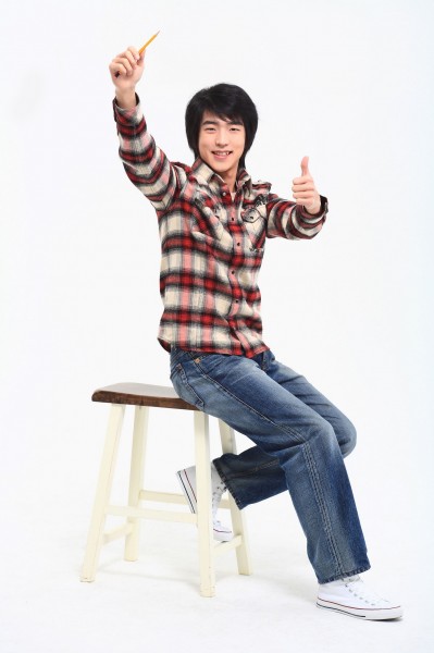 点击大图看下一张:青少年男孩家务劳动图片