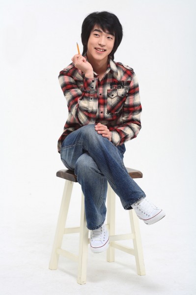 点击大图看下一张：青少年男孩家务劳动图片