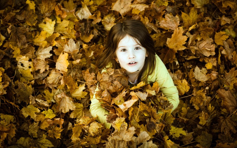 点击大图看下一张：秋天的儿童图片
