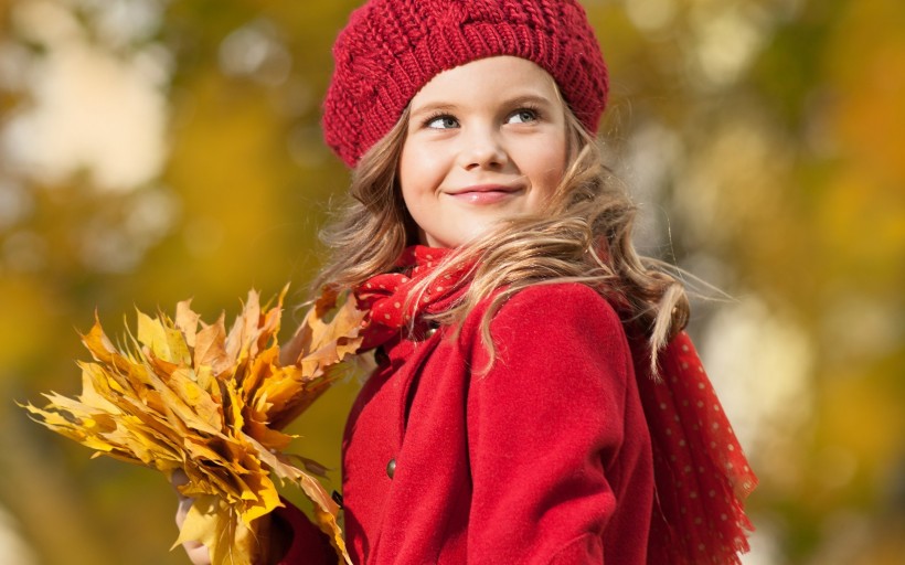 点击大图看下一张：秋天的落叶与孩子唯美图片