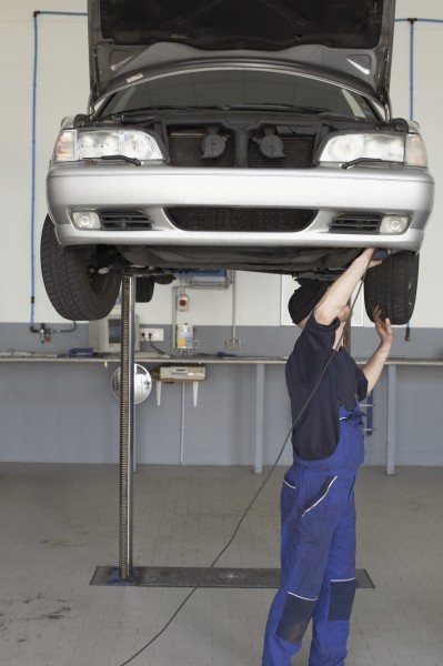 点击大图看下一张：汽车维修专业服务图片