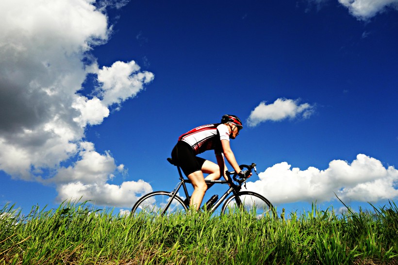 点击大图看下一张：骑着自行车的选手图片