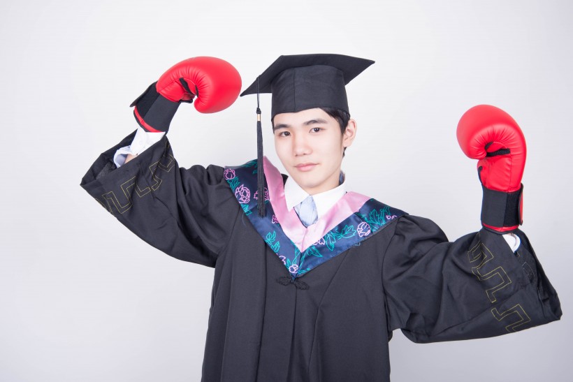 点击大图看下一张：文武双全的大学毕业生训练拳击图片