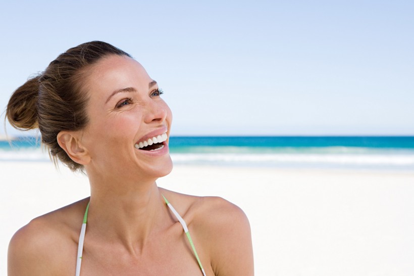 点击大图看下一张：全家海滩游玩图片