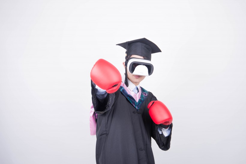 点击大图看下一张：文武双全的大学毕业生训练拳击图片