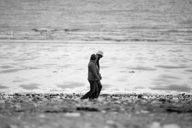 点击大图看下一张：在沙滩上散步的人图片