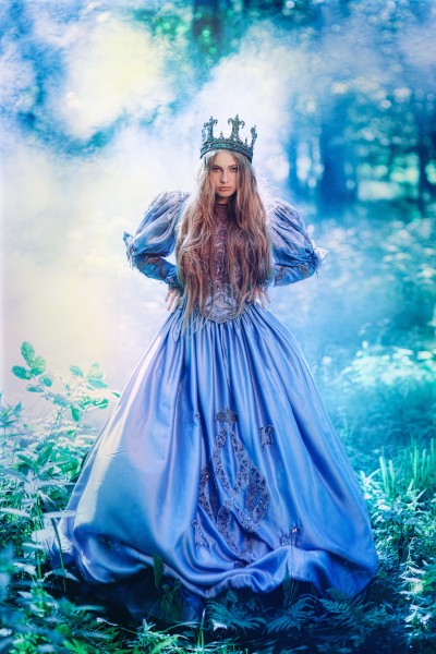点击大图看下一张：森林中的美女公主图片