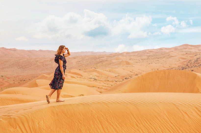 点击大图看下一张：沙漠上行走的人图片