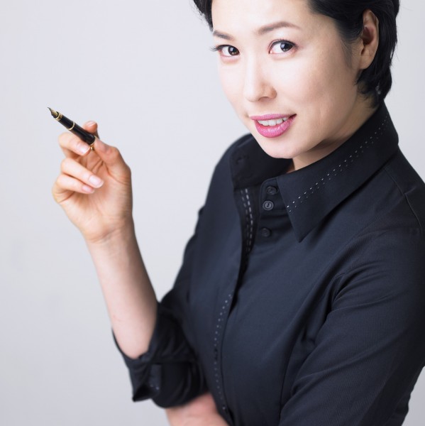 点击大图看下一张:商务女性动作图片