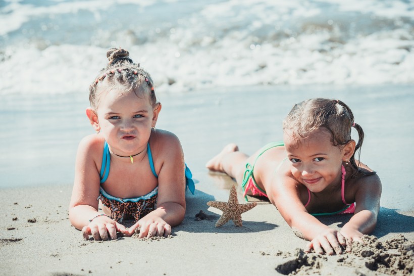 点击大图看下一张：沙滩上的可爱儿童图片