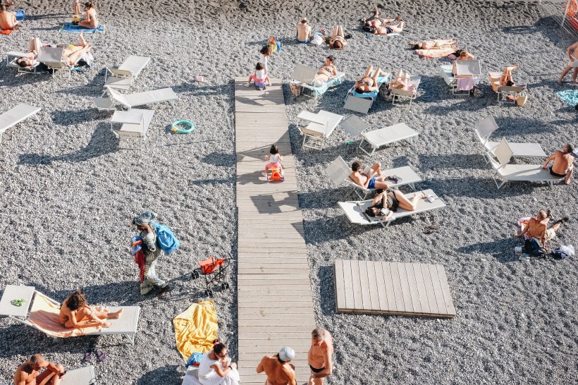 点击大图看下一张：沙滩上度假的人们图片