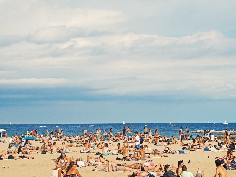 点击大图看下一张：沙滩上度假的人们图片