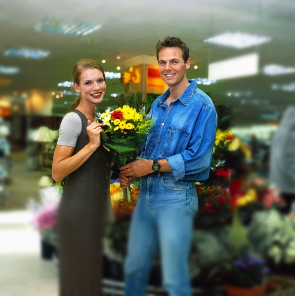 点击大图看下一张:时尚购物情景图片