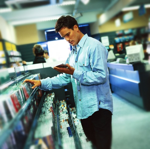 点击大图看下一张:时尚购物情景图片