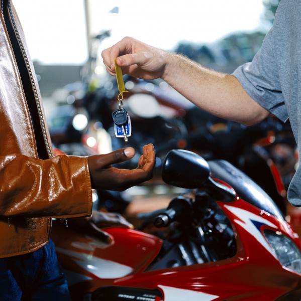 点击大图看下一张:时尚购物情景图片