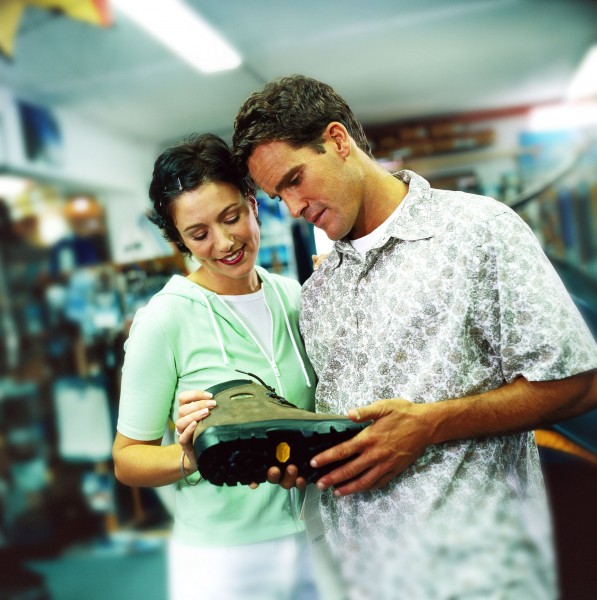 点击大图看下一张：时尚购物情景图片