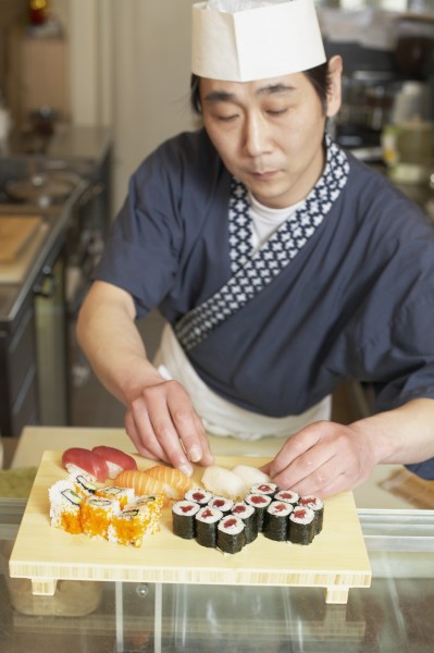 点击大图看下一张：寿司店专业服务图片