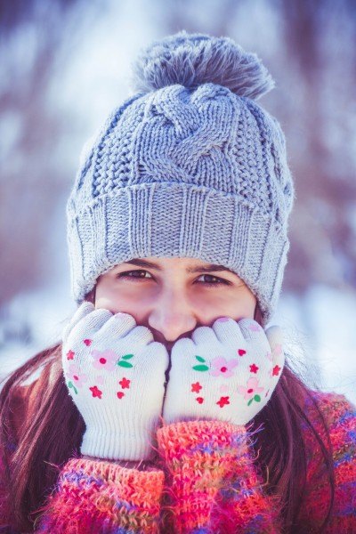 点击大图看下一张：冬天戴着手套的女孩图片