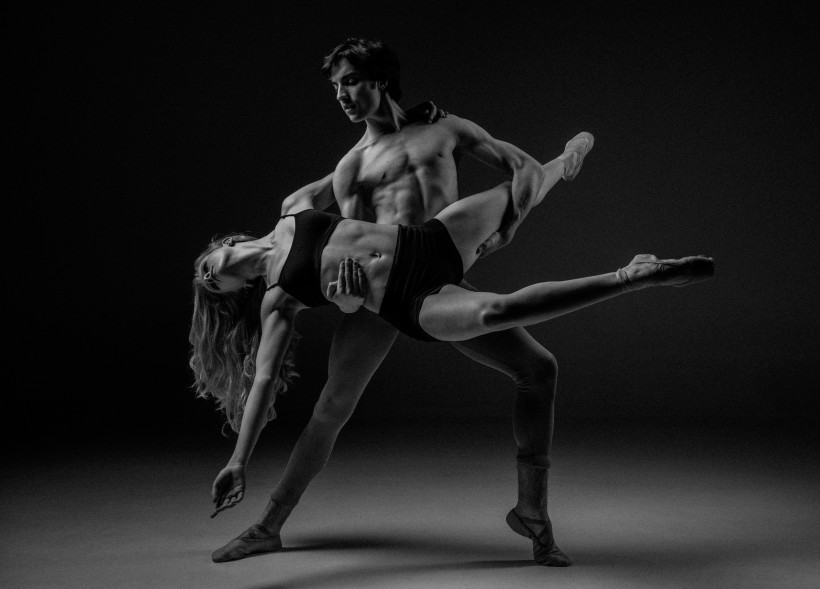 点击大图看下一张：双人芭蕾舞表演图片