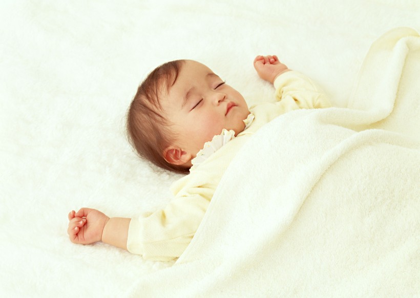 点击大图看下一张：正在甜蜜睡觉的宝宝图片