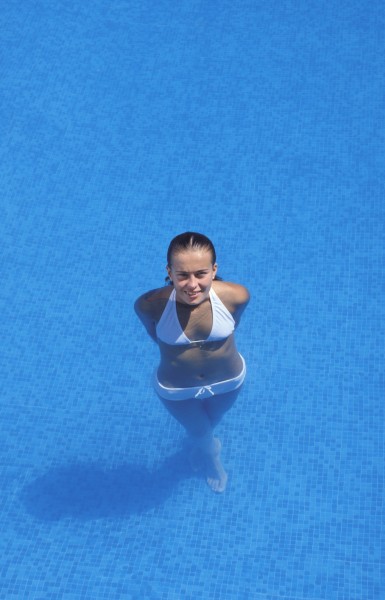 点击大图看下一张：水中美女图片