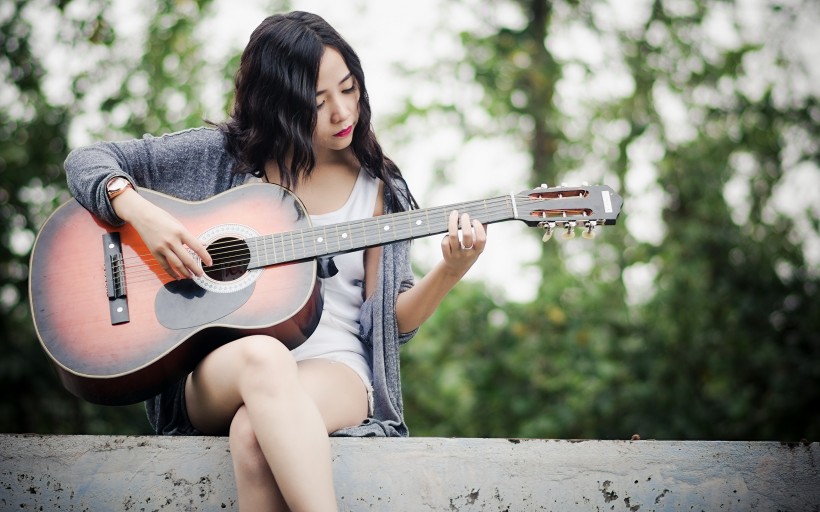点击大图看下一张：弹吉他的少女图片