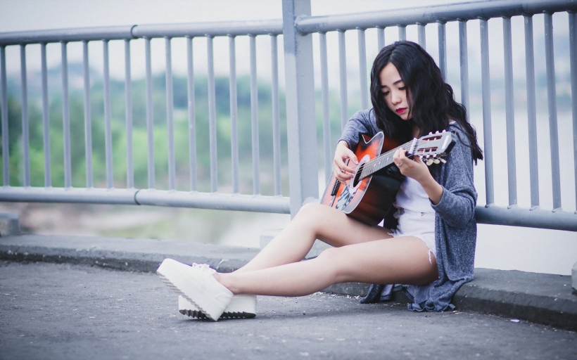 点击大图看下一张：弹吉他的少女图片