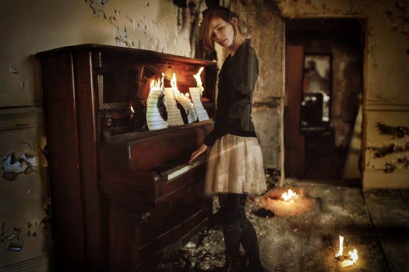 点击大图看下一张：弹钢琴的少女图片