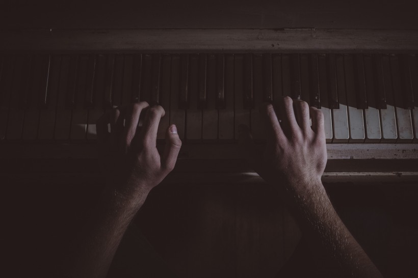 点击大图看下一张：正在弹钢琴的手图片