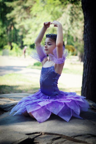 点击大图看下一张：跳芭蕾舞的小女孩图片