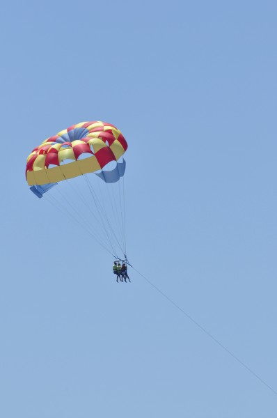 点击大图看下一张：蓝天上跳伞运动员图片