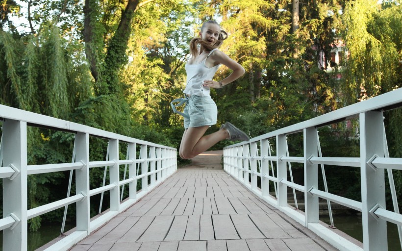 点击大图看下一张:人物激动地跳跃图片