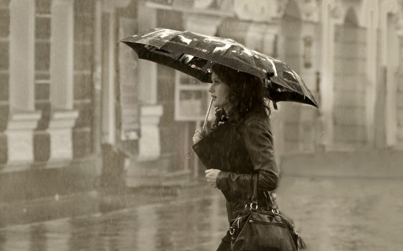 点击大图看下一张：唯美的雨中美女图片