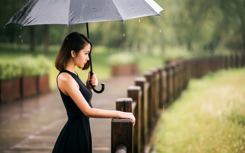 点击大图看下一张：唯美的雨中美女图片