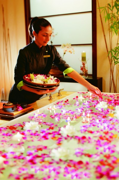 点击大图看下一张：文华东方酒店服务人员图片