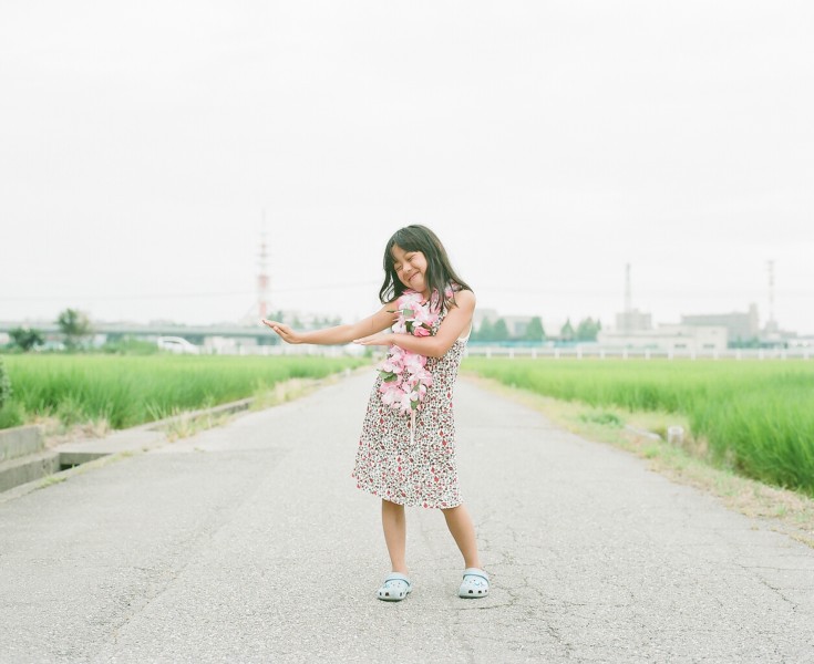 点击大图看下一张：日本超萌小女孩公路摄影图片