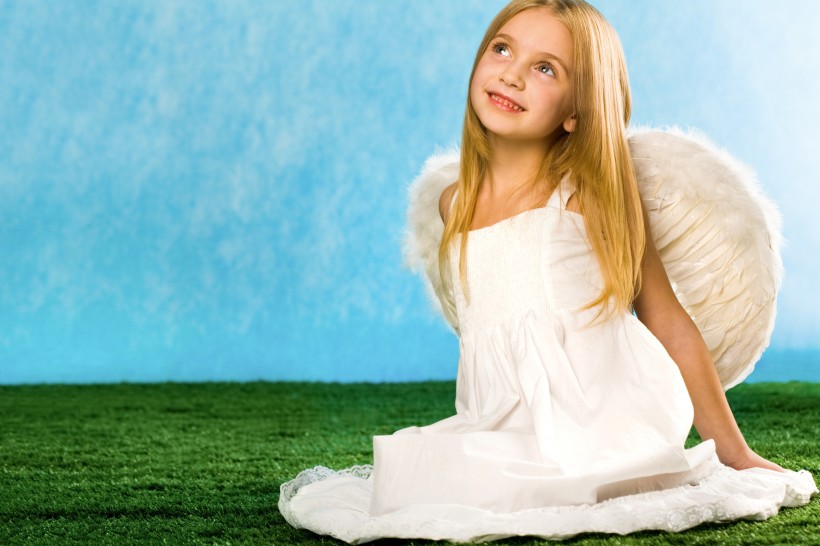 点击大图看下一张：穿着天使翅膀的小女孩图片
