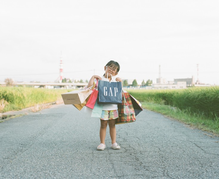 点击大图看下一张：日本超萌小女孩公路摄影图片