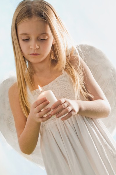 点击大图看下一张：穿着天使翅膀的小女孩图片