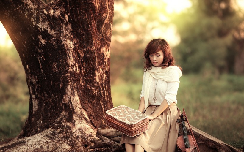 点击大图看下一张：拉小提琴的女孩图片