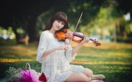 拉小提琴的女孩图片_17张