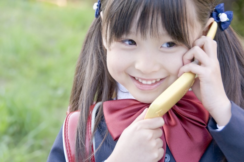 点击大图看下一张：小学生放学的路上图片