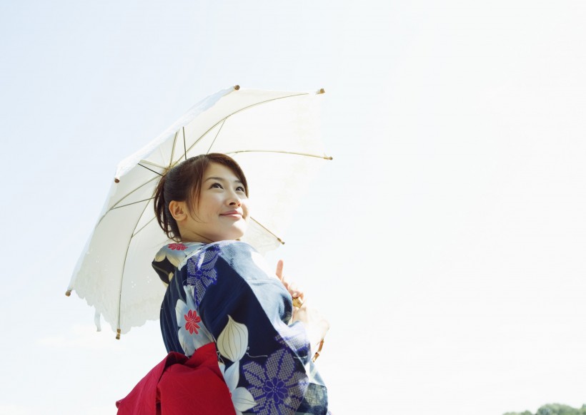 点击大图看下一张：夏日里打伞的日本女人图片