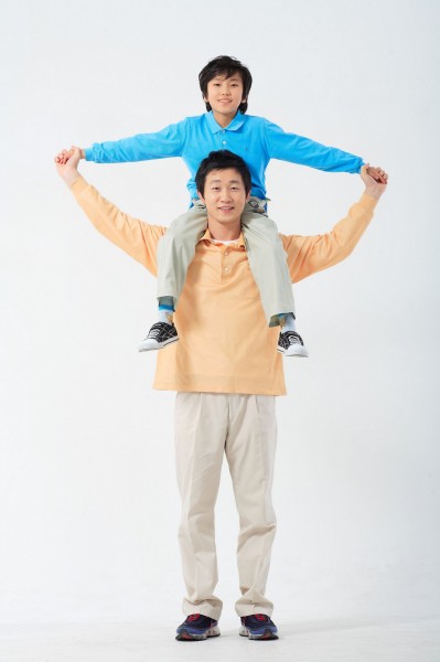 点击大图看下一张:幸福家庭齐心合力图片