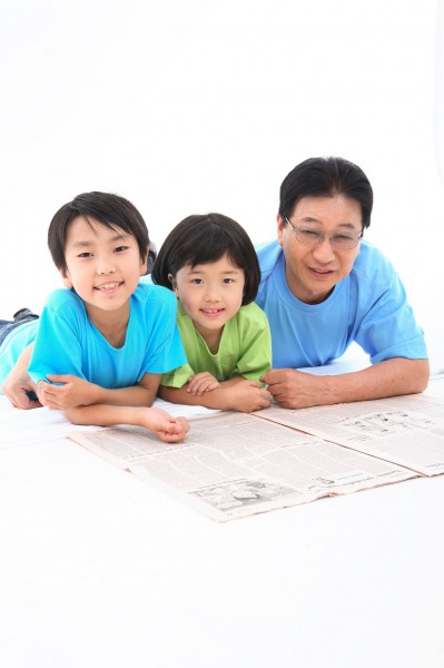 点击大图看下一张：幸福家庭齐心合力图片