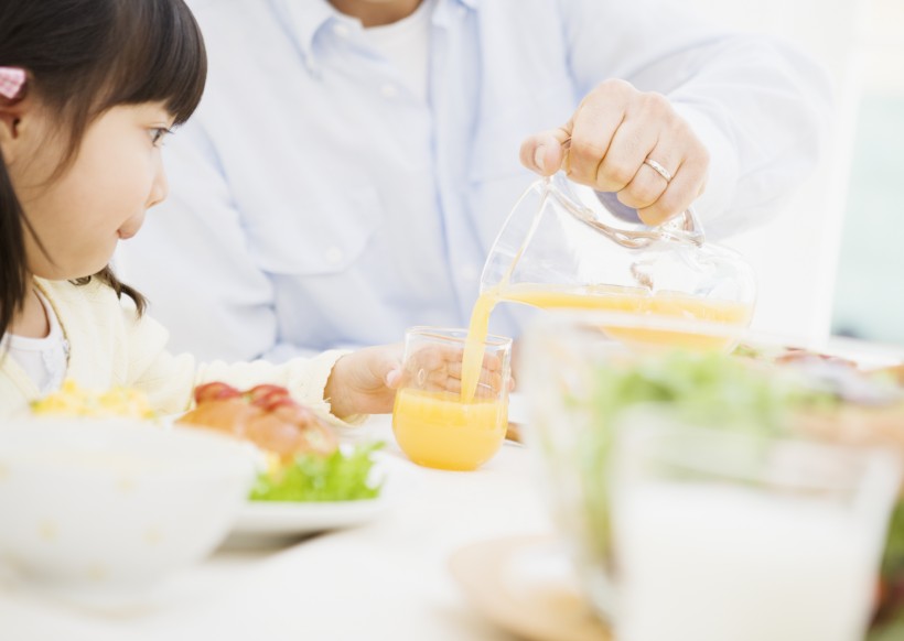 点击大图看下一张：幸福一家人用餐图片